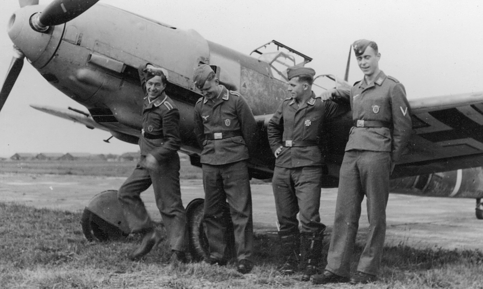 Feldwebel Kurt Goltzsch (second from the right) in front of one of the unit's Bf 109s.